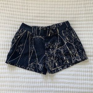 Abstract Midrise shorts with pockets